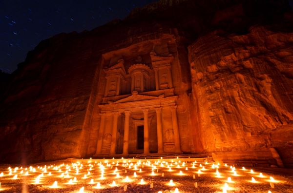 Petra-bei-Nacht
