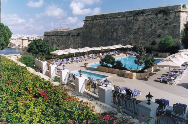 Hotel-Phoenicia-Pool