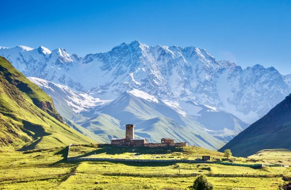 Blick-Dorf-Ushguli-am-Fuße-des-Schkhara