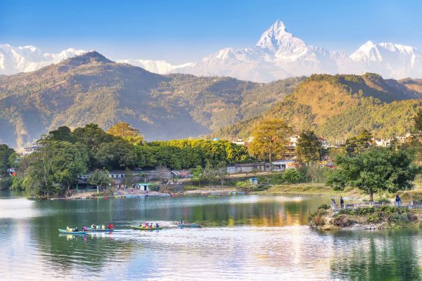 Pokhara-See-und-Annapurna-in-Nepal