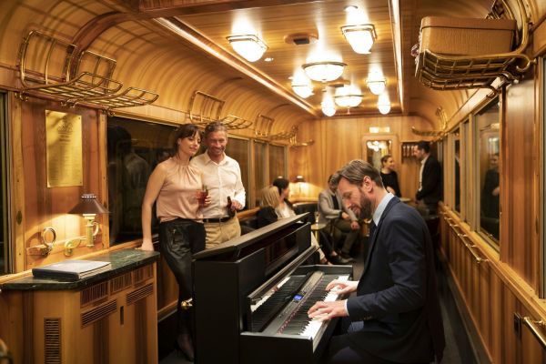 Glacier-Pullman-Express-Piano-Bar