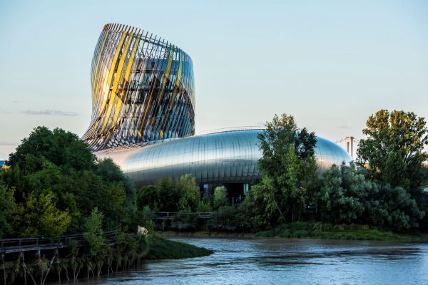 Bordeaux-Cite-du-vin-exterieur©ANAKA-Cité_du_Vin-XTU_architects