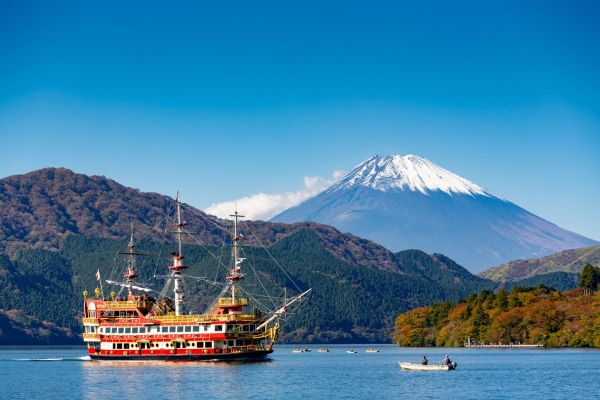 Lake_Ashi,_Fuji