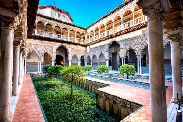 Real-Alcazar-Patio-de-las-Doncellas©shutterstock