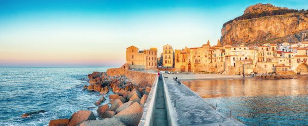 Cefalù©shutterstock