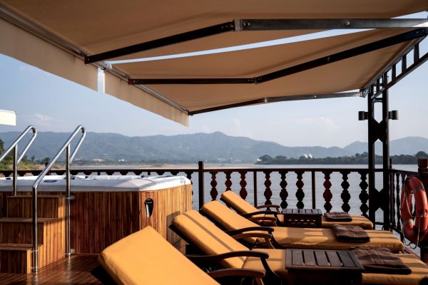 Heritage_Line_Anouvong_Sonnendeck