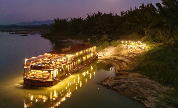 Heritage_Line_Anouvong_bei_Nacht_beschnitten_2