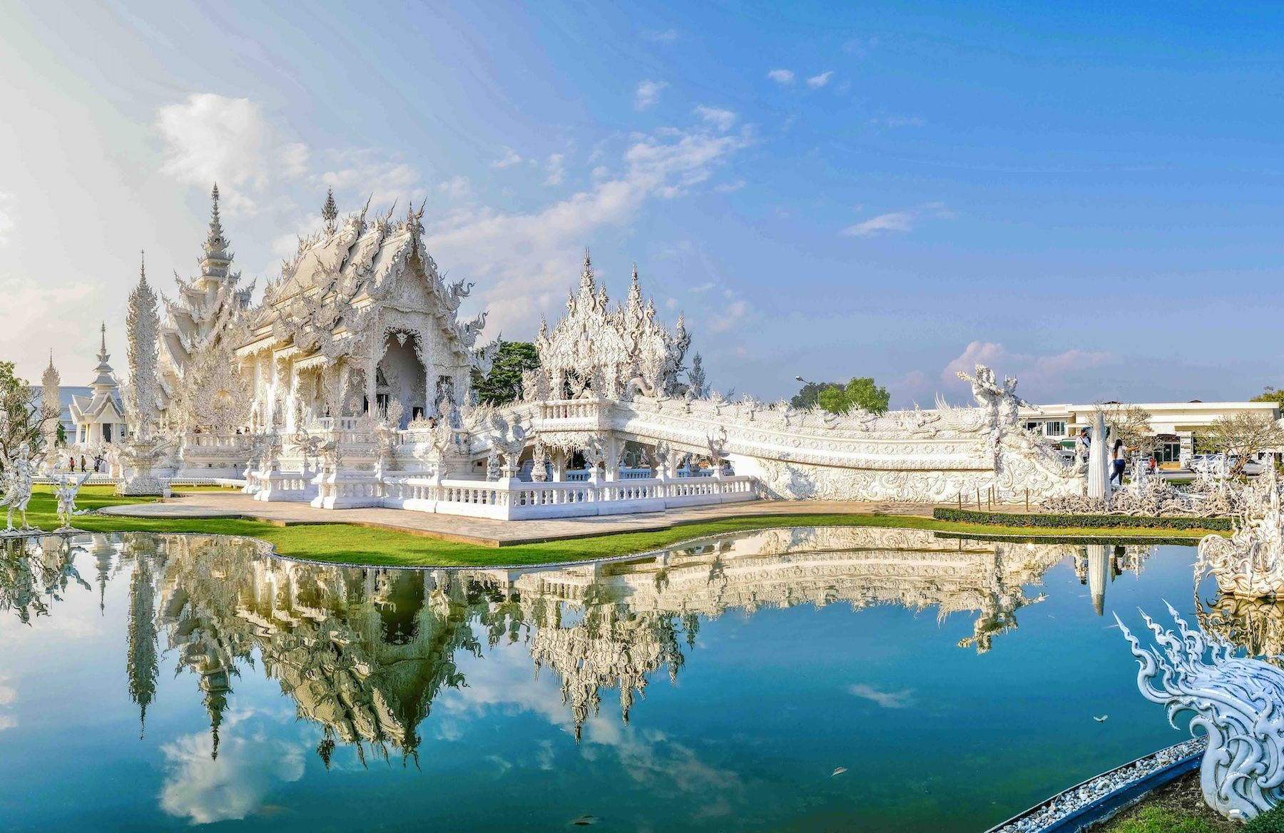  Thailand_Chiang-Rai_Wat-Rong-Khun_shutterstock_2406771017-_1_.jpg 